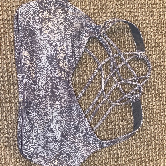 Size 4 Lululemon sports bra! Free To be Wild Bra:) - Picture 1 of 4
